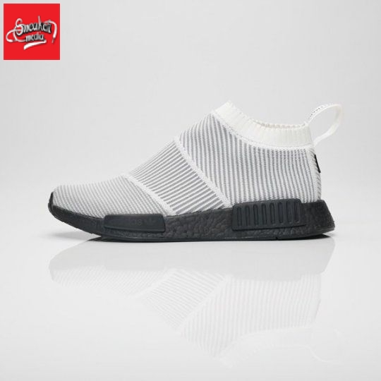 Giày thể thao thời trang hiện đại 2025